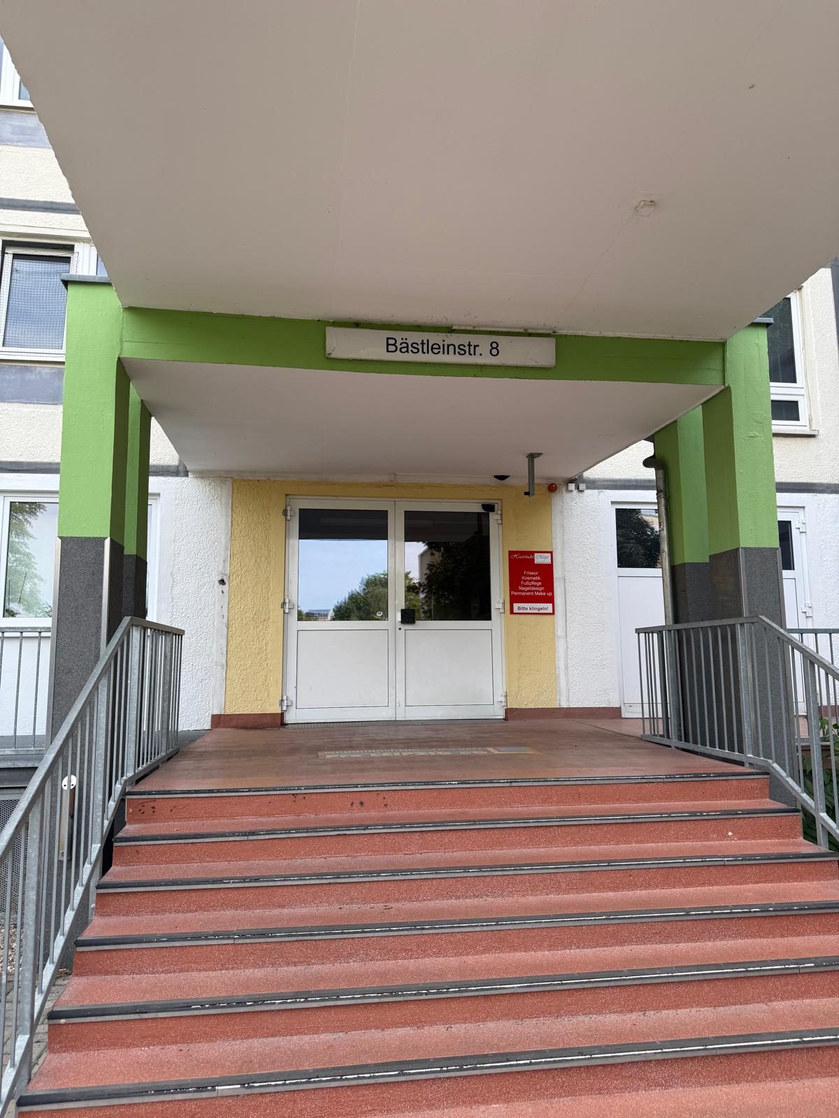 Eingang Bästleinstraße 8 im Erdgeschoss des Hochhauses