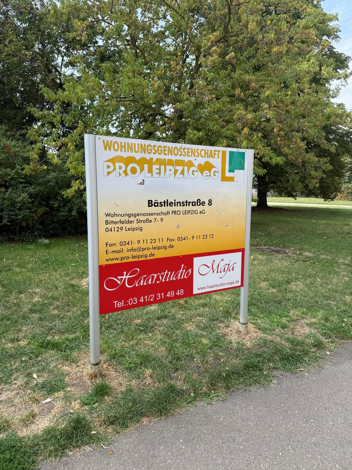 Hinweisschild Haarstudio Maja an der Bästleinstraße 8
