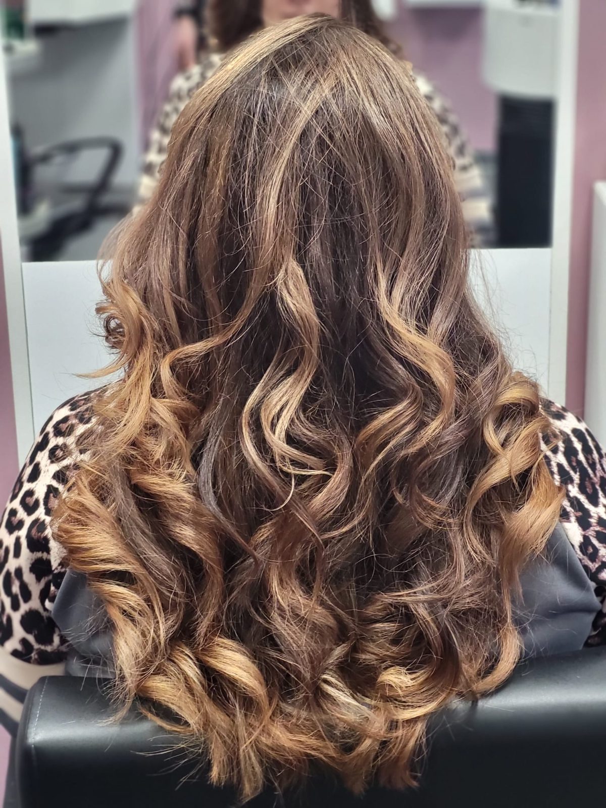 Lange Locken mit Balayage-Färbung aus dem Haarstudio Maja
